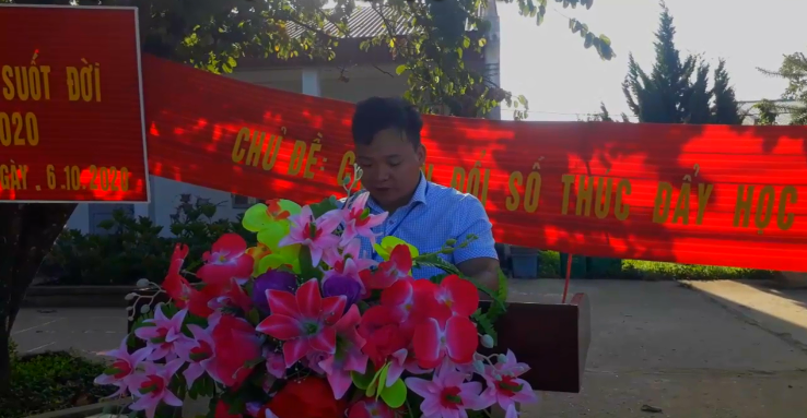 Thầy giáo: Lê Văn Ngoan Hiểu trưởng đọc khai mạc ngày hội
