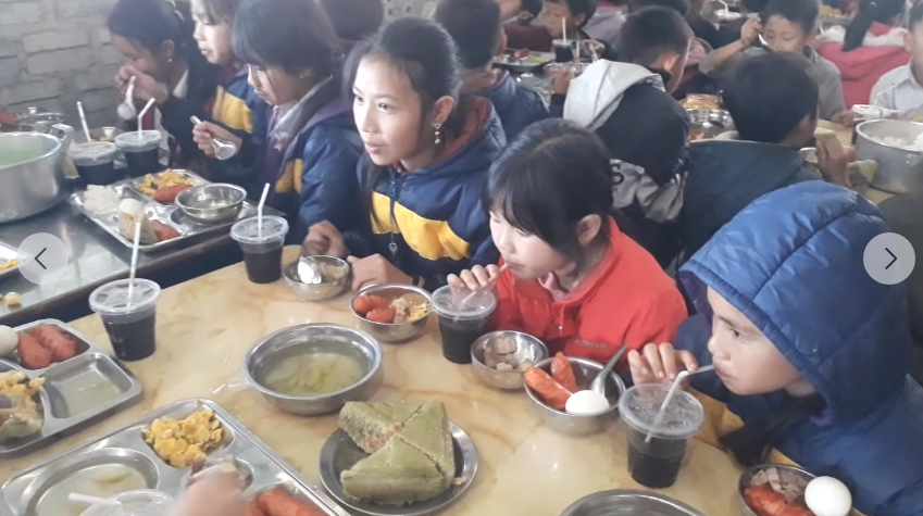 TỔ CHỨC ĂN TẾT NGUYÊN ĐÁNCHO HỌC SINH VÙNG KHÓ KHĂN