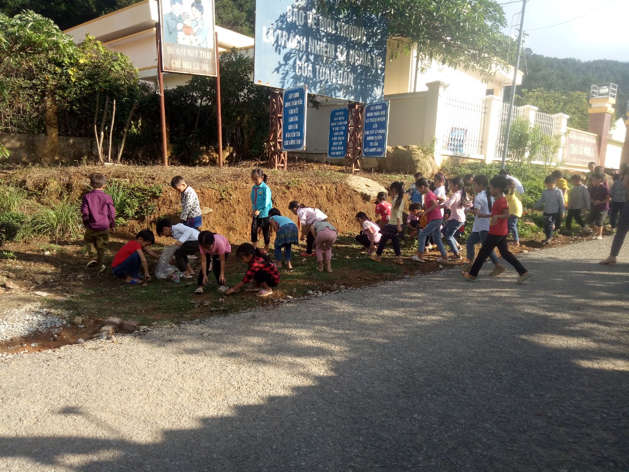 CHÚNG EM CÙNG DỌN VỆ SINH TRƯỜNG LỚP