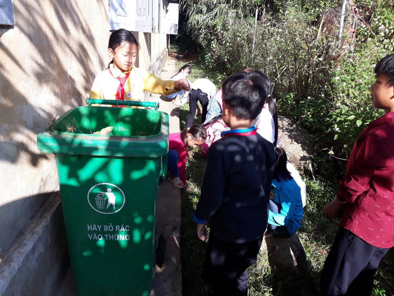 học sinh dọn dẹp vệ sinh