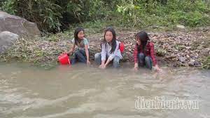 các em đi tắm suối không có người lớn đi cùng (4)
