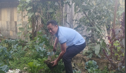Hưởng ứng trồng cây vì môi trường xanh điểm trường Tà Té