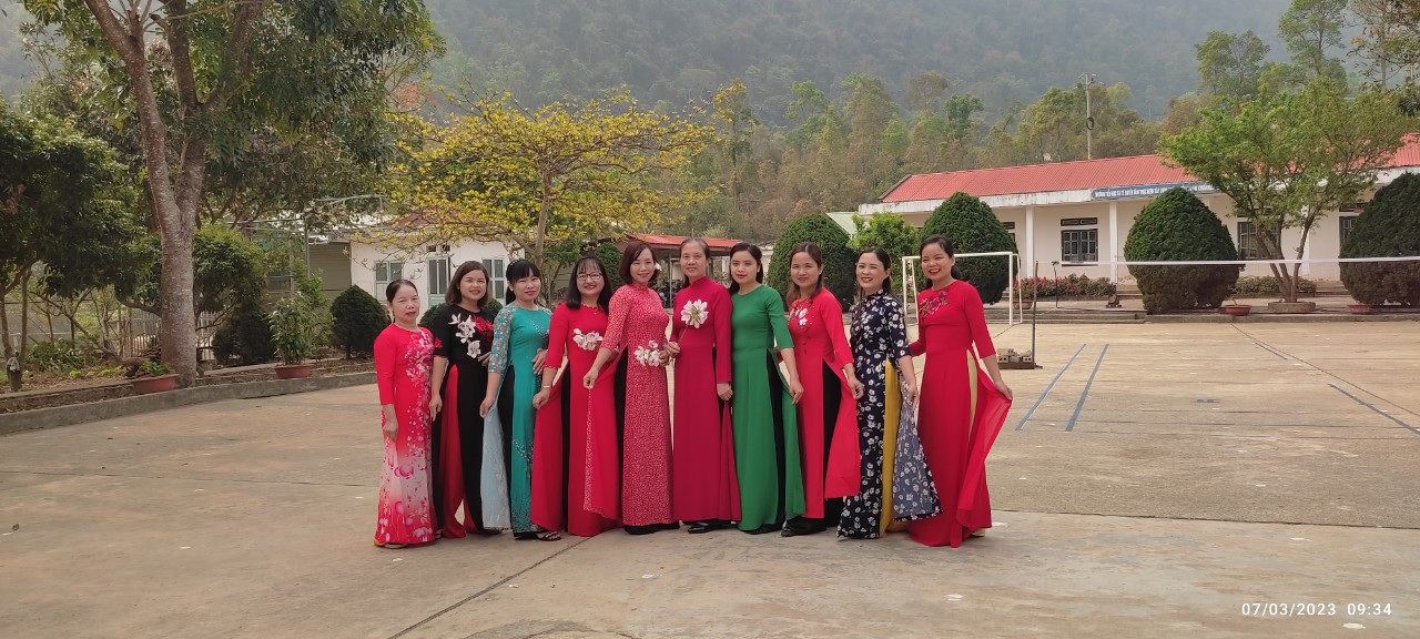 NGÀY 8/3 GIẢN DỊ CỦA PHỤ NỮ NÔNG THÔN