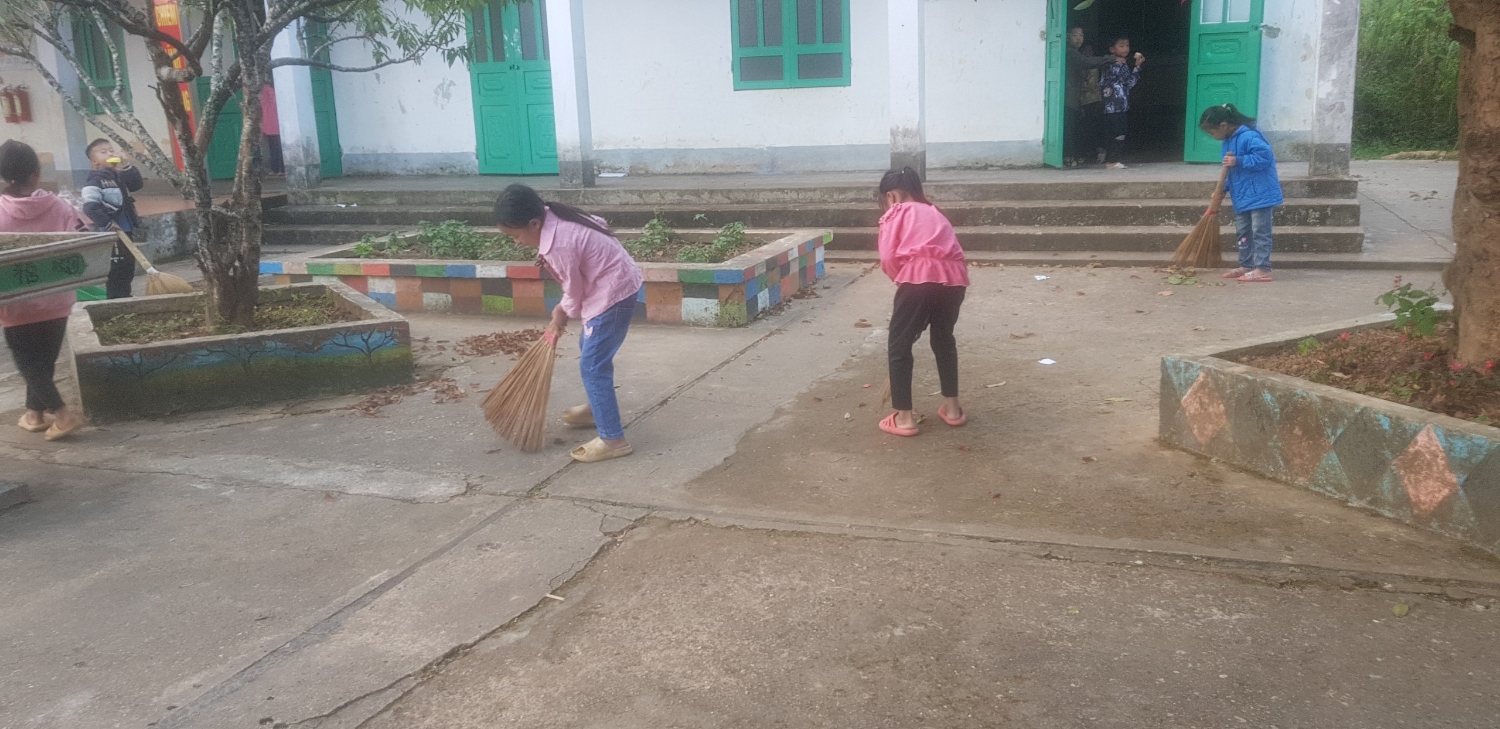 CÁC EM HỌC SINH TRƯỜNG PTDTBT TIỂU HỌC NONG U DUY TRÌ NỀ NẾP, VỆ SINH HẴNG NGÀY