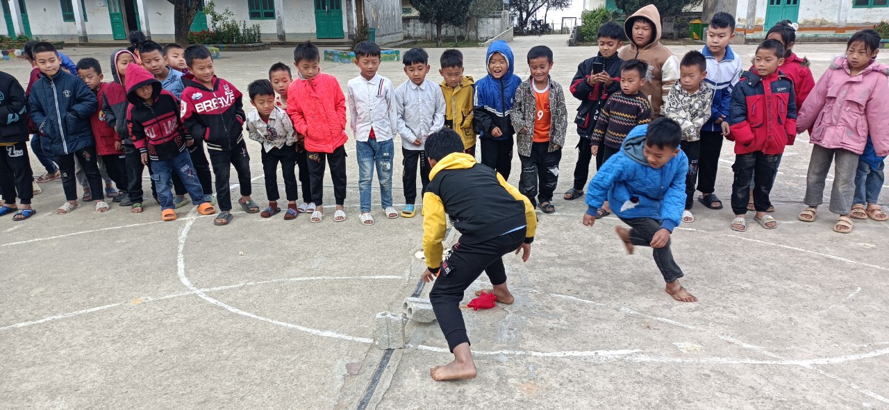 KHAI XUÂN CỦA TRẺ EM VÙNG CAO