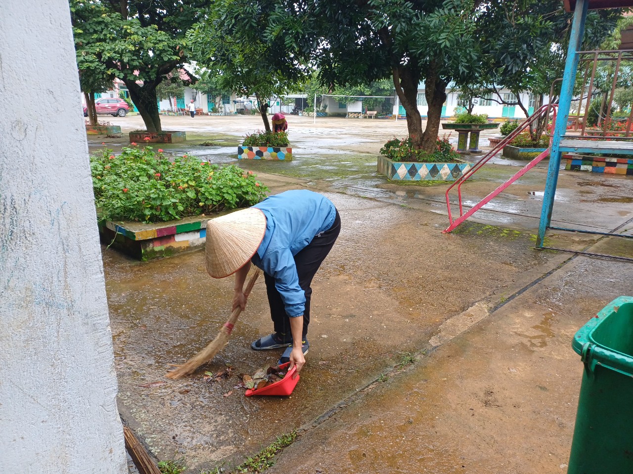 TRƯỜNG PTDTBT TIỂU HỌC NONG U LAO ĐỘNG DỌN DẸP VỆ SINH TRƯỜNG LỚP TRONG DỊP HÈ  
