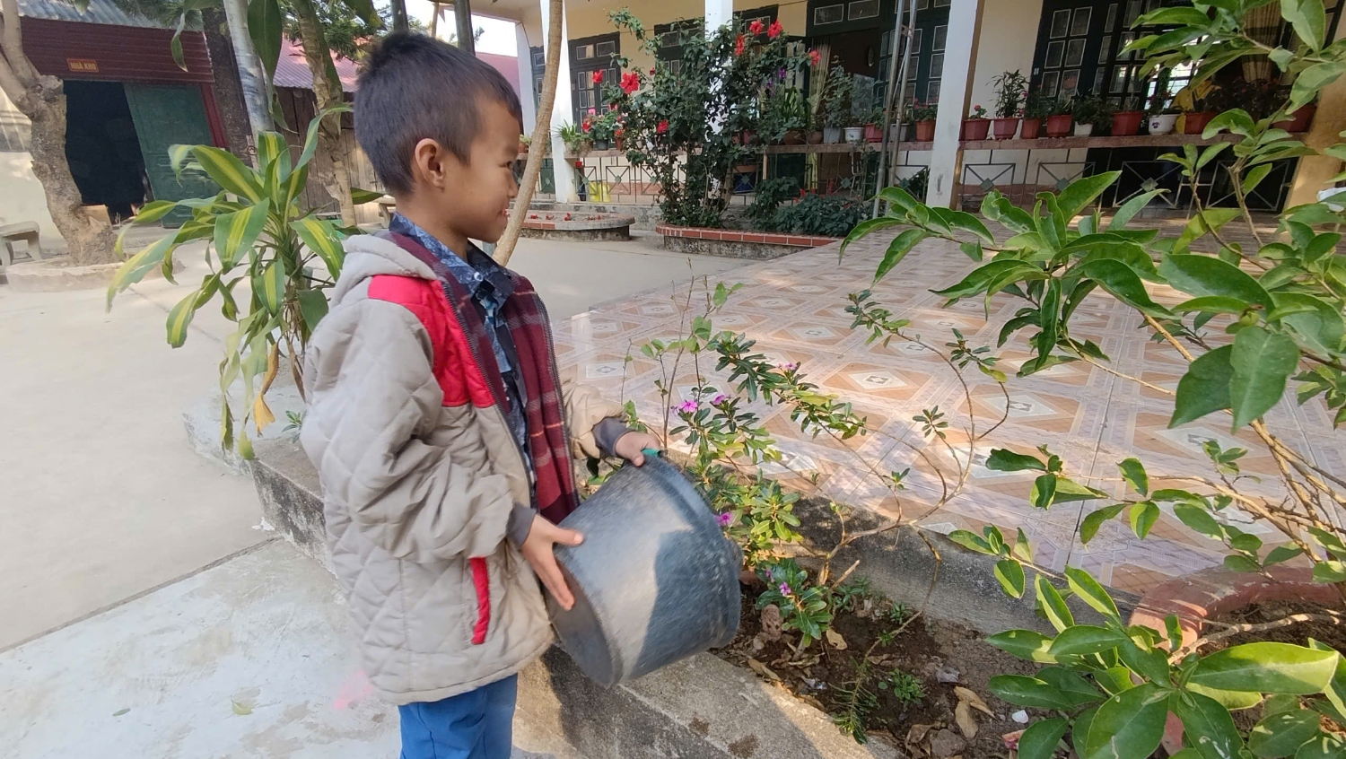 CÁC EM HỌC SINH LỚP 3A4 CHĂM SÓC BỒN HOA CÂY CẢNH