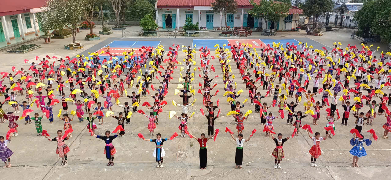 Người thầy mang làn điệu chèo lên vùng cao