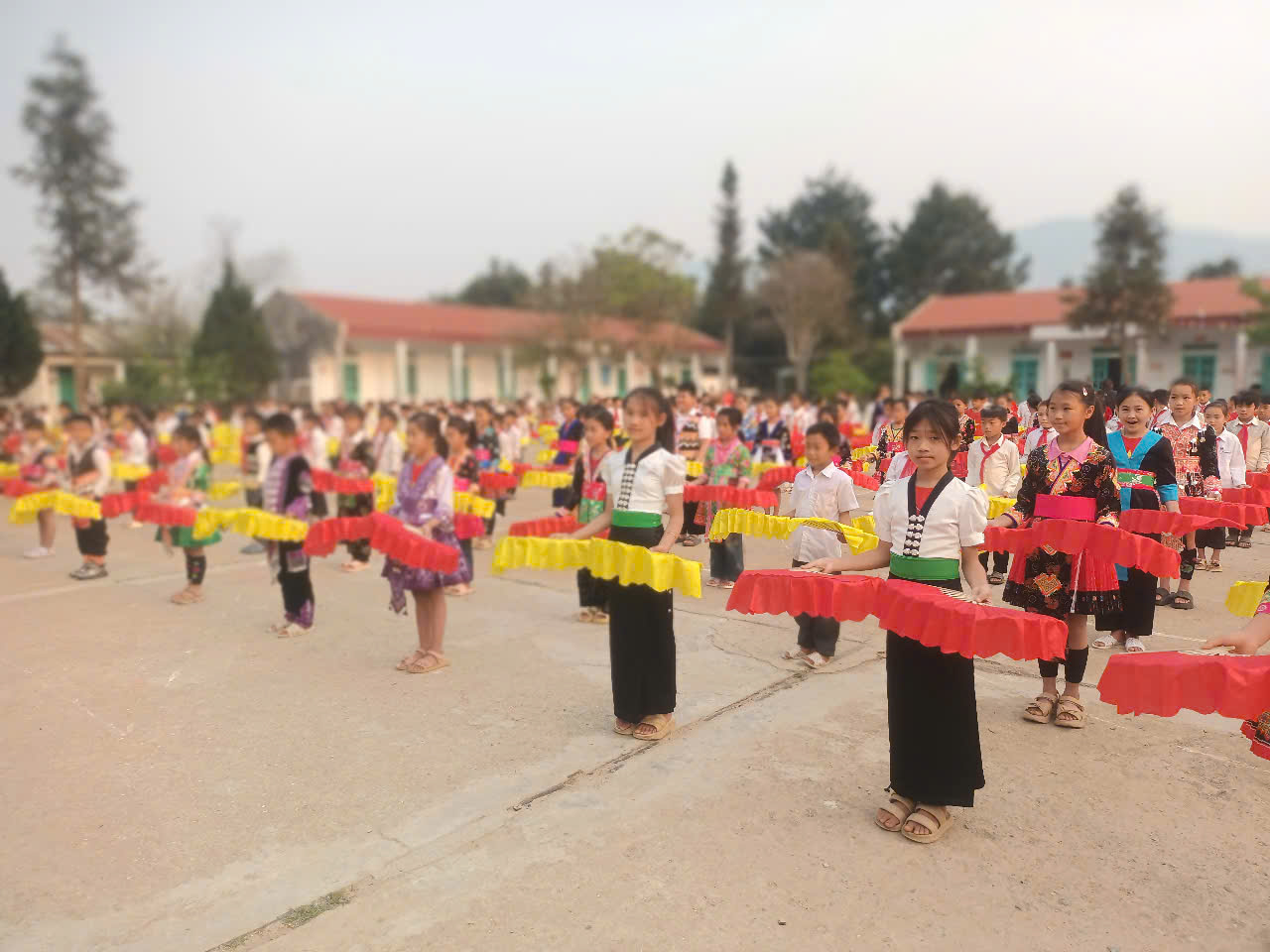 NHỮNG MÓN QUÀ KHÍCH LỆ CHO CÁC EM  TRƯỜNG PTDTBT TH NONG U